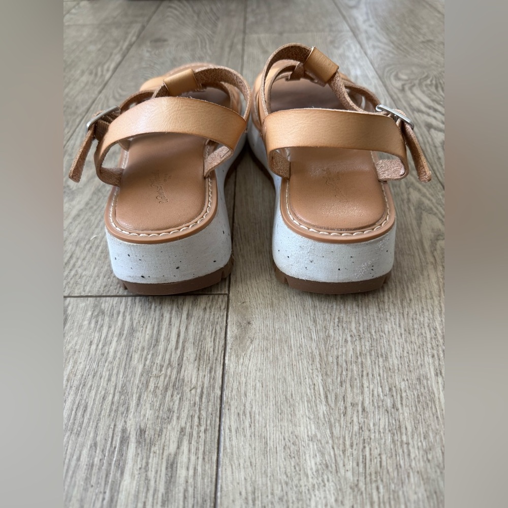 Universal Thread Tan Platform Cage Sandals. Size 6 - Picture 4 of 7